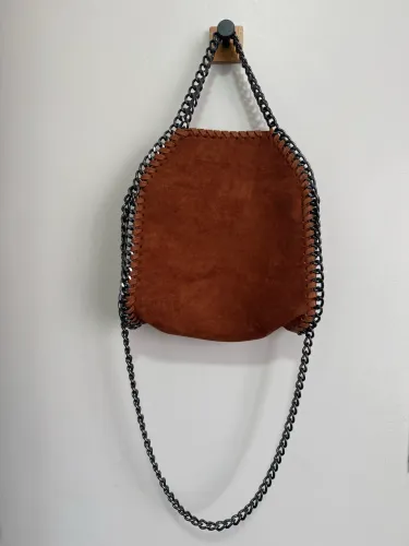 Bolsa lateral camurça sintética com correntes grafite