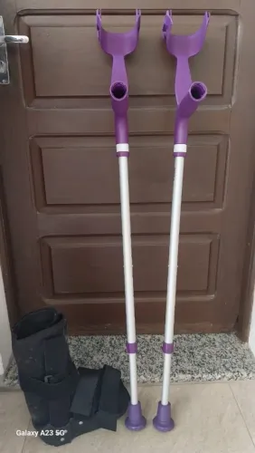 Bota ortopédica e muleta par