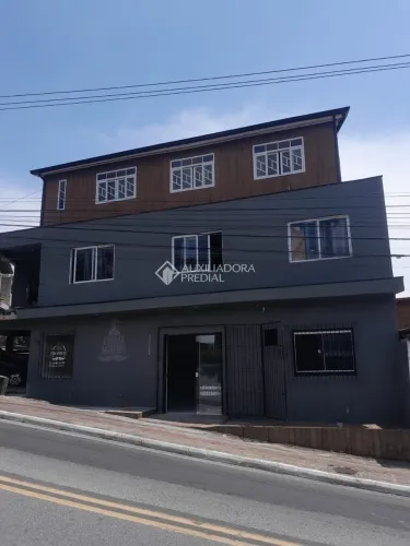 Comercial à venda, com 01 loja e 2 apartamentos, rendimento 1% ao mês.