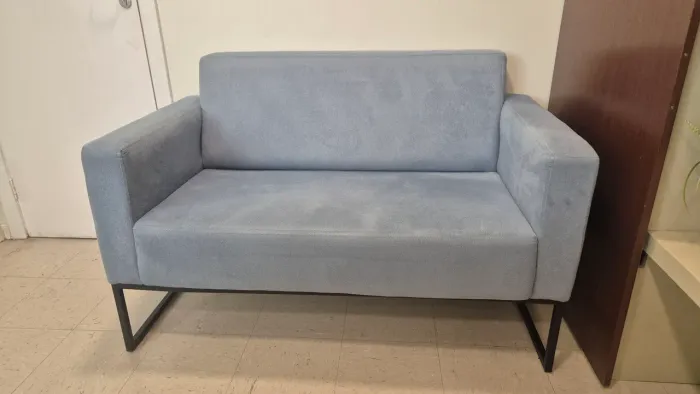 Sofá 2 lugares azul com base de metal preto perfeitas condições