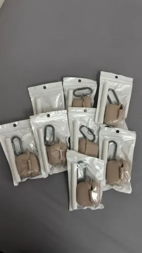 Lote de 8 Kits: Capa para AirPods 4 (2024) + Caneta de Limpeza 3 em 1