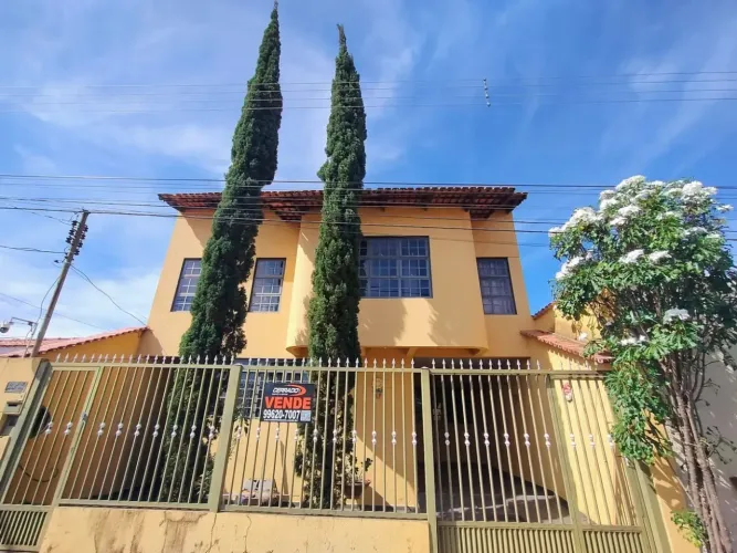 Sobrado para venda tem 181 metros quadrados com 3 quartos em Vila Alvorada - Goiânia - GO