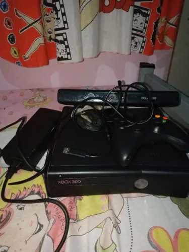 Vendo xbox 360 slim desbloqueado, com kinect e um controle de cabo (sem jogos)