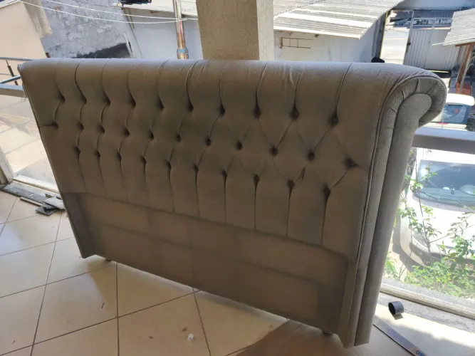 Cabeceira para cama tamanho Queem em ótimo estado, porém tem 03 cortes no tecido 