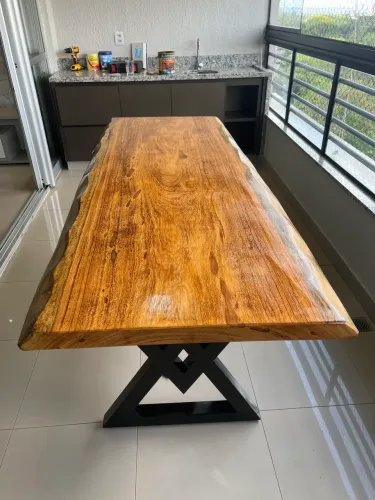 Mesa de madeira maciça