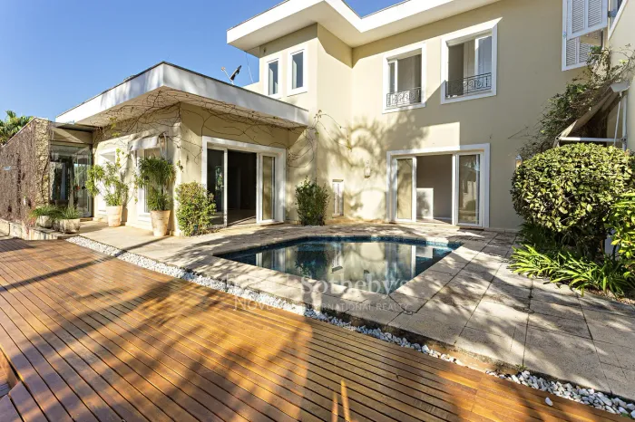 Casa com amplo jardim e espaço gourmet com localização privilegiada
