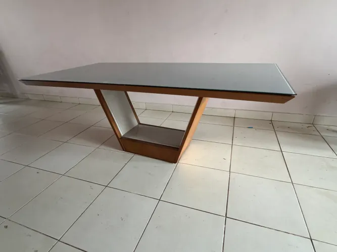 Mesa tampo de vidro pé moderno