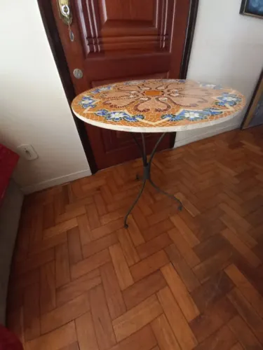 Mesa com tampo de ladrilhos feito a mão e pés de ferro.