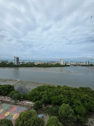 Apartamento três quartos andar altíssimo na Rua da Aurora