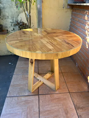 Mesa de madeira rústica 