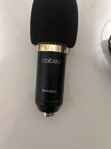 Microfone condensador com braço articulado e placa de áudio