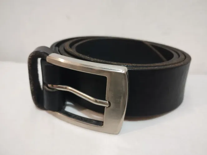 Cinto em couro , fivela de metal