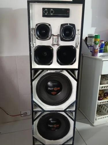 Estou vendendo um som de alta potência para quem gosta de som