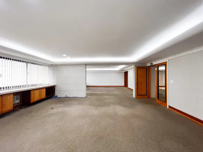 Conjunto comercial de 245 m² para locação na Enseada do Suá