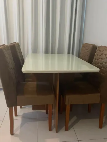 Mesa com 4 cadeiras 