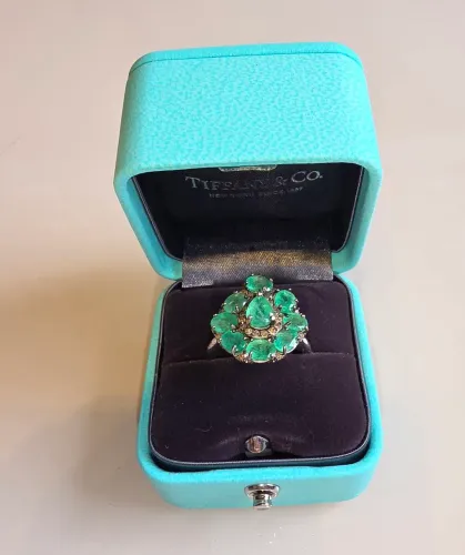 Anel esmeralda e diamantes