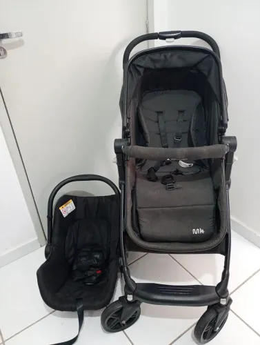 Carrinho de bebê semi-novo.