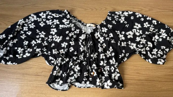 Blusa preta florida