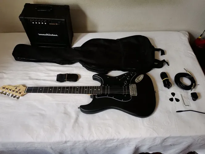 Guitarra Giannini com Amplificador e Capa Semi-novos