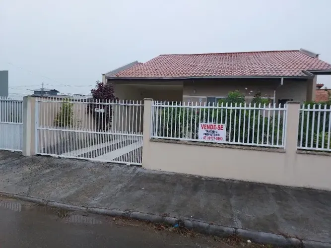 Casa boa no centro de Araquari, bem localizada, 100m2, suíte, armários ar condicionado.