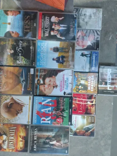 Vendo coleção de DVDs vários títulos, todos originais. 150 ítens