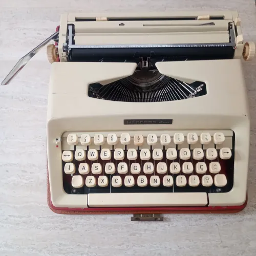 Máquina de escrever Princess 400 no estado - decoração datilografia