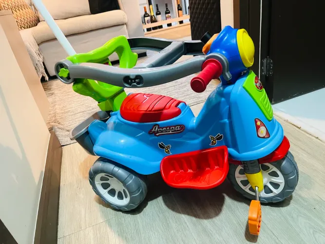 Triciclo infantil - Vespa - em bom estado