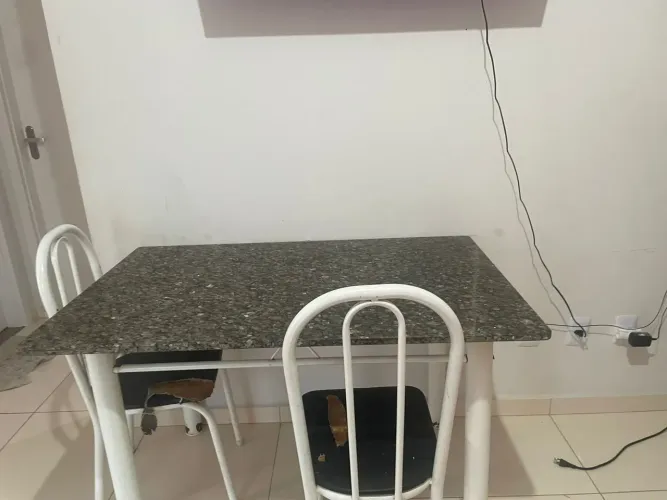 Vende-se mesa de mármore 6 lugares, com 2 cadeiras
