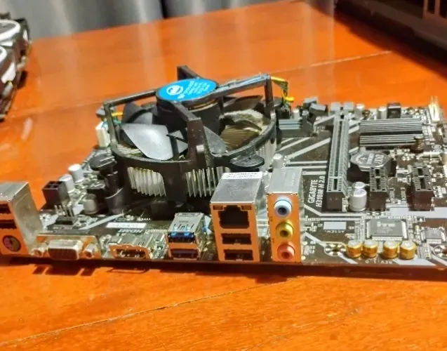 Processador Intel i9 9400F com placa mãe Gigabyte H310M H2.0