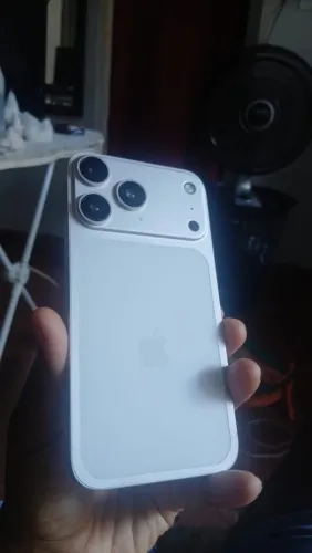 iPhone XR na carcaça do 17 pro 