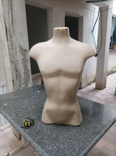 Manequim masculino torso. Altura: 70 cm.