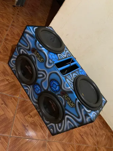 Caixa com 4 graves 600 rms