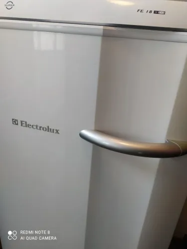 Vendo semi-novo ,46L freezer vertical Eletrolux em perfeito ,