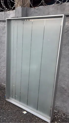 Divisória vidro com acabamento metal