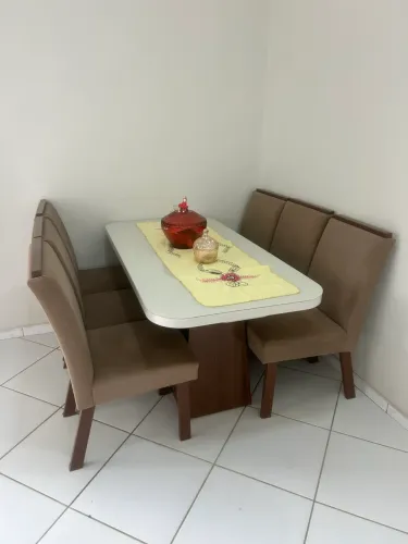 Conjunto Mesa de Jantar com 6 Cadeiras - R$ 1.200