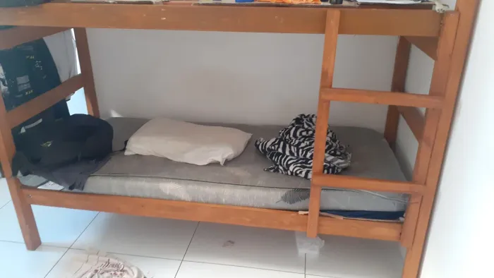 Vendo uma beliche sem colchão 