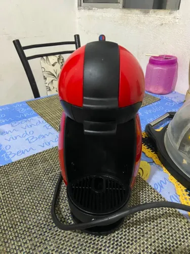 Cadeira alimentação e cafeteira cápsulas