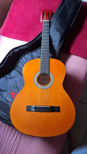 VIOLÃO SEMI NOVO (GIANNINI) em ÓTIMO estado! VEM COM 1 CAPA, 2 PALHETAS e 1 CAPOTRASTE 