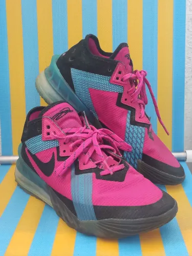 Tênis basqueteira Nike LeBron 18 Low na cor Fireberry Tam br39 us 7.5