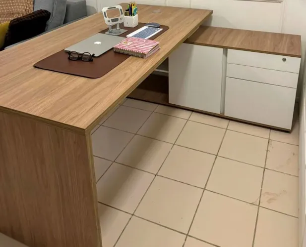 Mesa Para Escritório Diretor Em L com 3 Gavetas e 1 Porta Wt