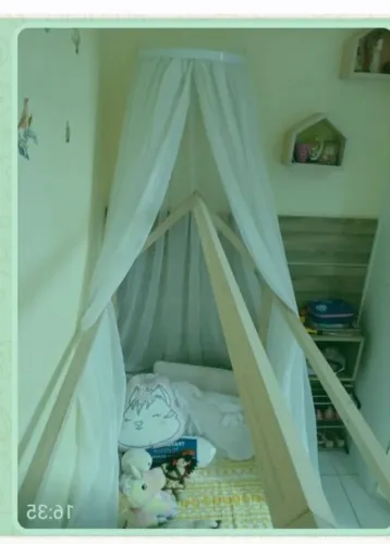 CAMA MONTESSORI E DOSSEL COM MOSQUITEIRO 