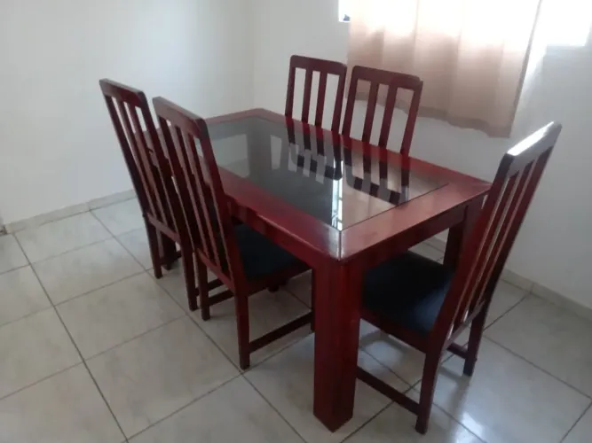 Mesa de jantar com 4 cadeiras . Madeira