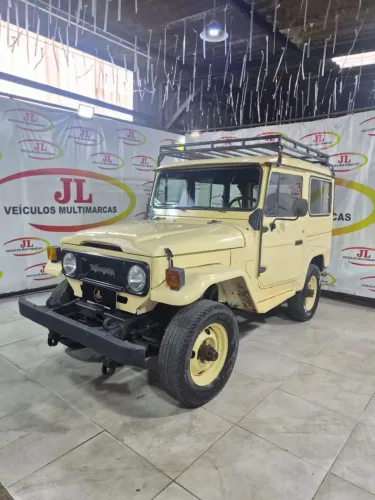 Toyota Band.Jipe Cap.de Aço Chas. Curto Diesel 1981