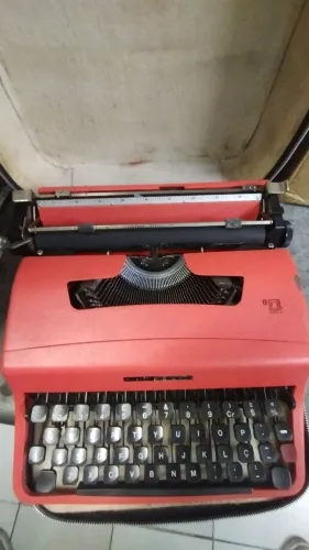 Máquina de escrever manual Olivetti Lettera 32