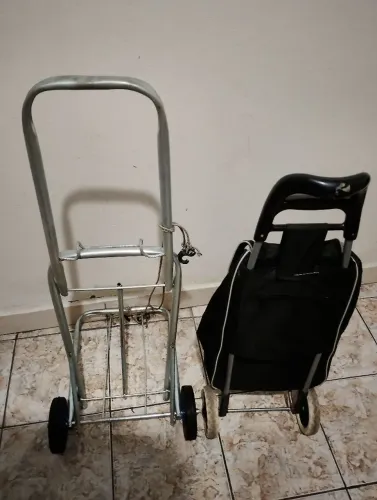Dois carrinhos de carga usado mais em boas condições