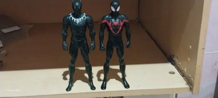 Figura de Ação: Pantera Negra e Homem aranha, 20 cm articulado .