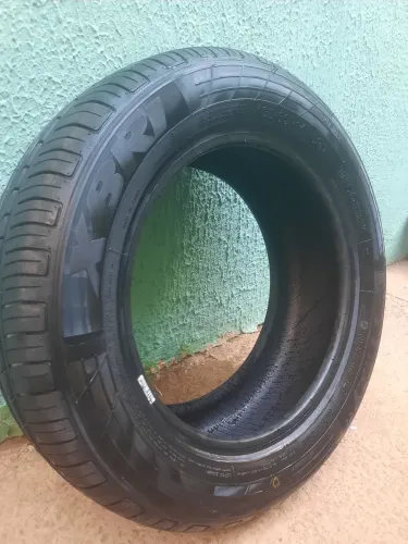 Pneus 185/60 R 14 semi-novo 