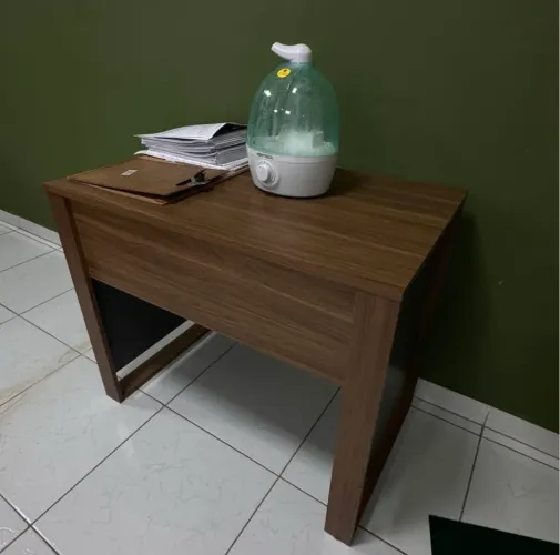 Escrivaninha em madeira