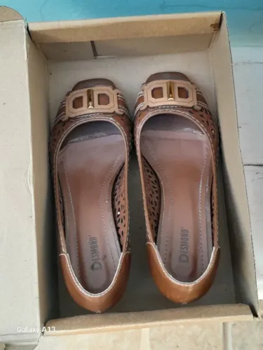 Vendo 2 pares de sandálias número n* 36