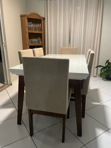 Mesa de Jantar com 6 Cadeiras - Excelente Estado